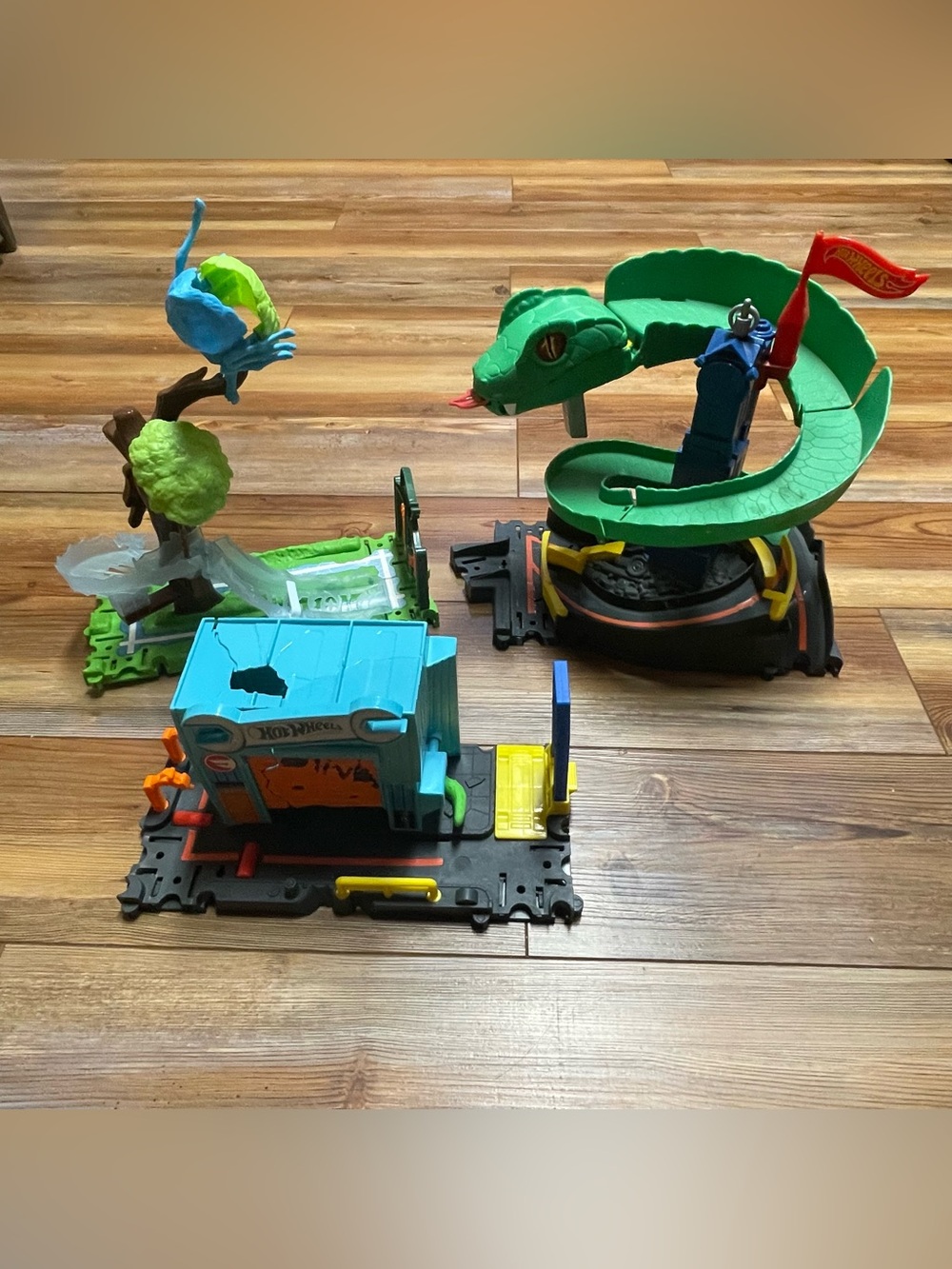 Hot Wheels City 2017 Mattel Cobra Crush Gator Garage Spider Park Attack Track